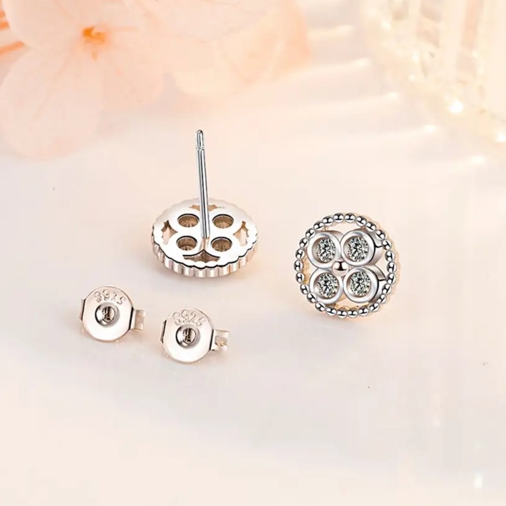🌟 Sterling Silver Circle Stud Earrings - Picture 2 of 5